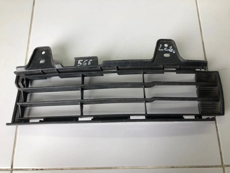 Решетка в бампер левая Toyota Land Cruiser 200