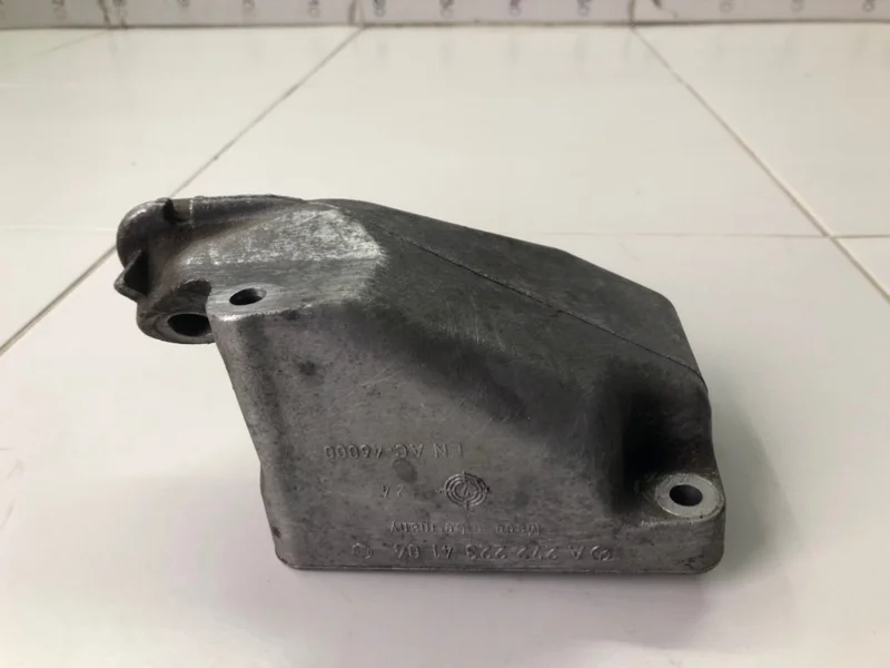 Кронштейн двигателя левый Mercedes-Benz S-class