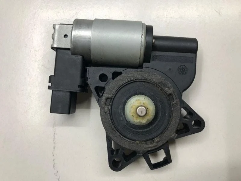 Моторчик стеклоподъемника задний правый Mazda 6 GG