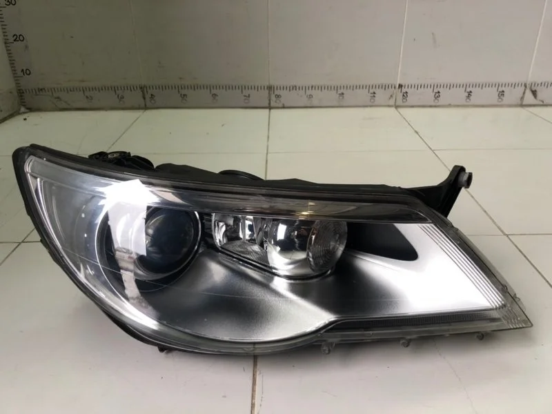 Фара правая Volkswagen Tiguan 1 5N СAW 2008