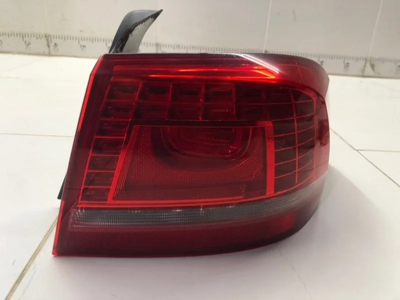 Фонарь наружный правый Volkswagen Passat B7 СЕДАН
