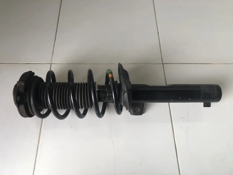 Амортизатор (В сборе) передний Volkswagen Passat