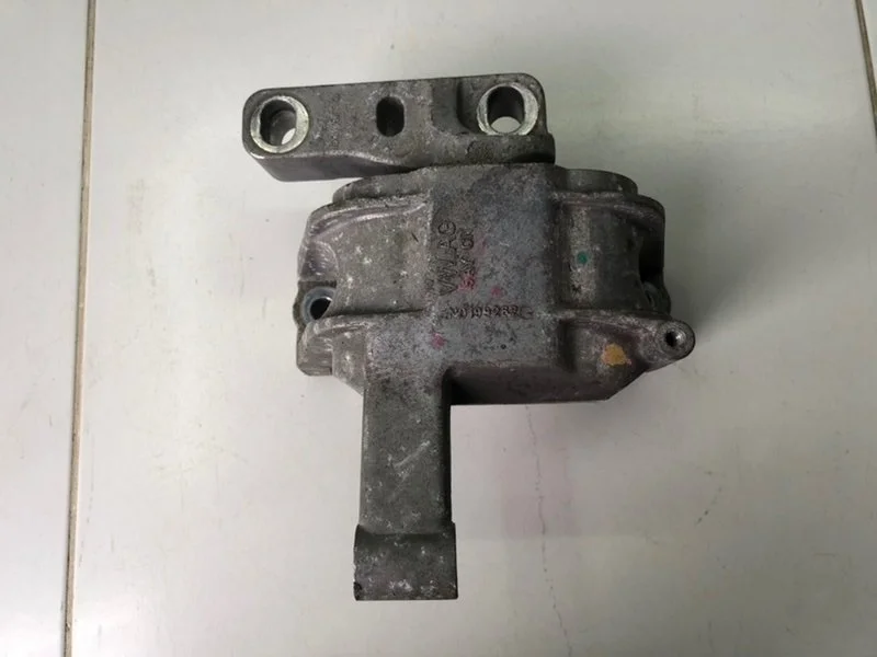 Опора двигателя правая Volkswagen Tiguan 1 5N СAW