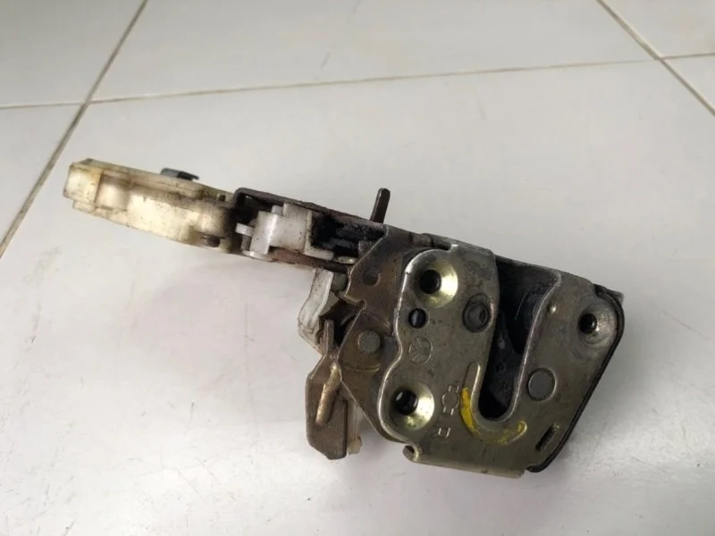 Замок двери задний правый Nissan Almera 2 N16