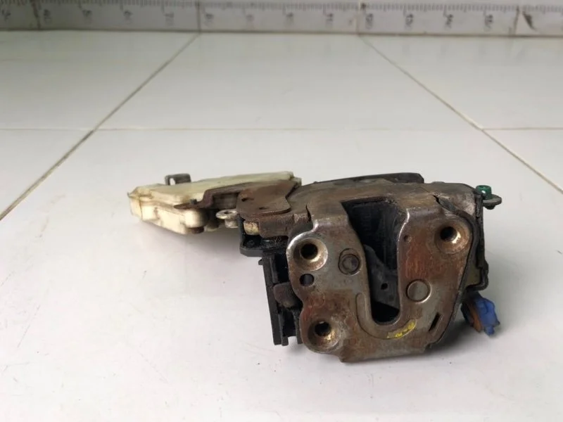 Замок двери передний правый Nissan Almera 2 N16