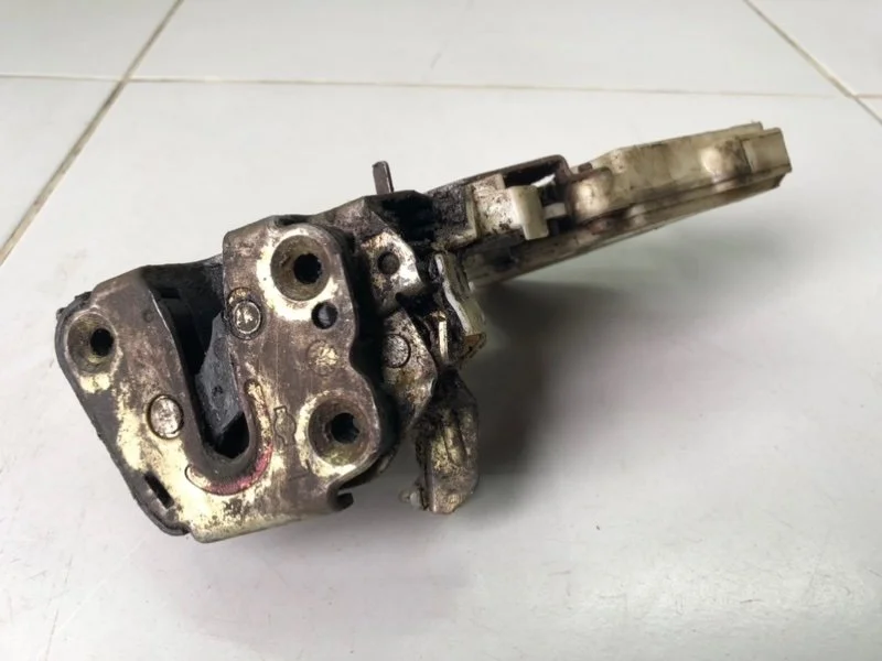 Замок двери задний левый Nissan Almera 2 N16