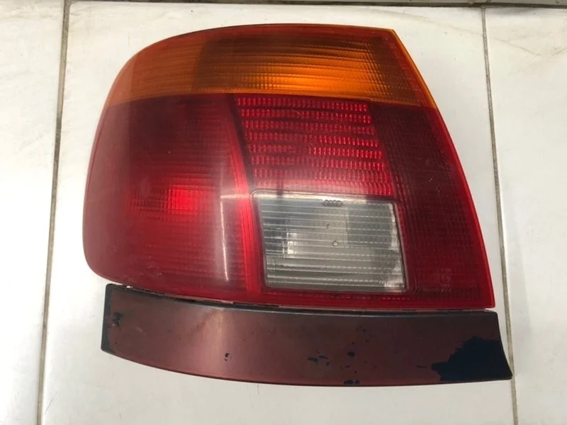 Фонарь левый Audi A4 B5 СЕДАН AEB 1996