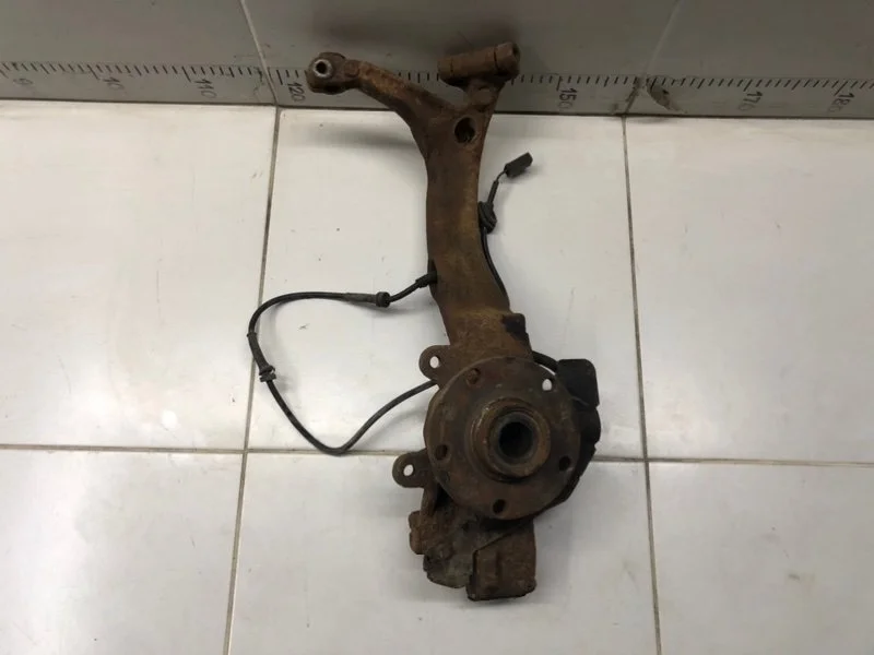 Кулак поворотный передний правый Audi A4 B5 СЕДАН