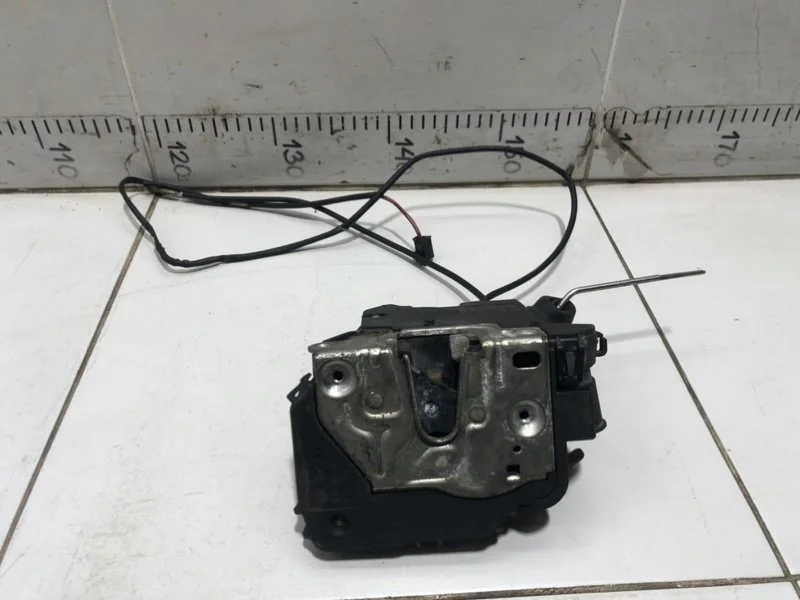 Замок двери передний правый Mercedes-Benz C-Class