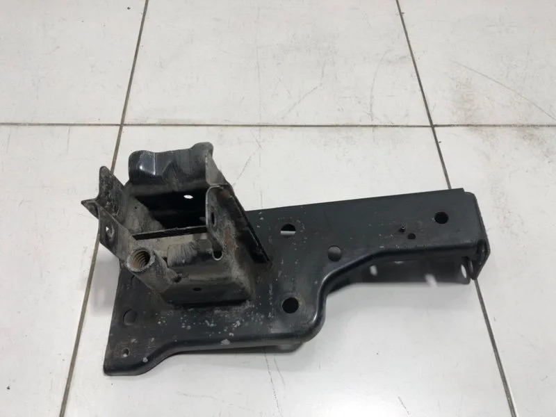 Кронштейн усилителя бампера передний правый Opel