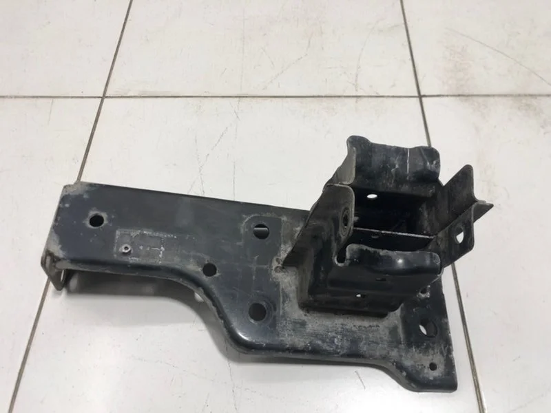 Кронштейн усилителя бампера передний левый Opel