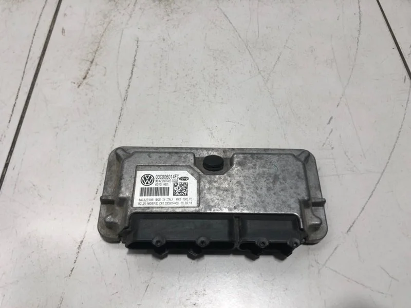 Блок управления двигателем Skoda Fabia 2 5J2