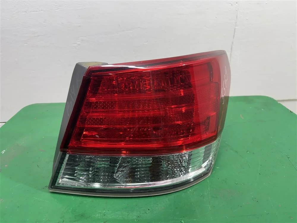 Фонарь RR SEDAN УЦЕНКА отколот маленький кусочек уголка, практически не видно