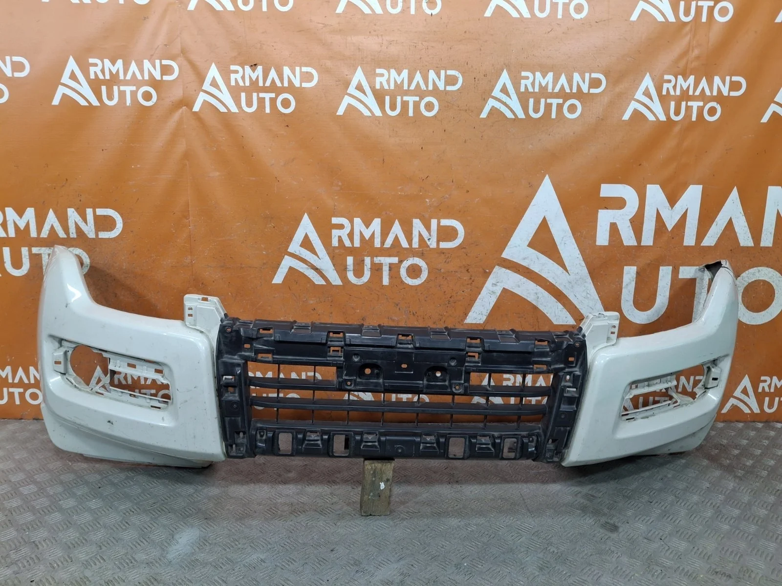 Бампер Mitsubishi Pajero 2014-нв