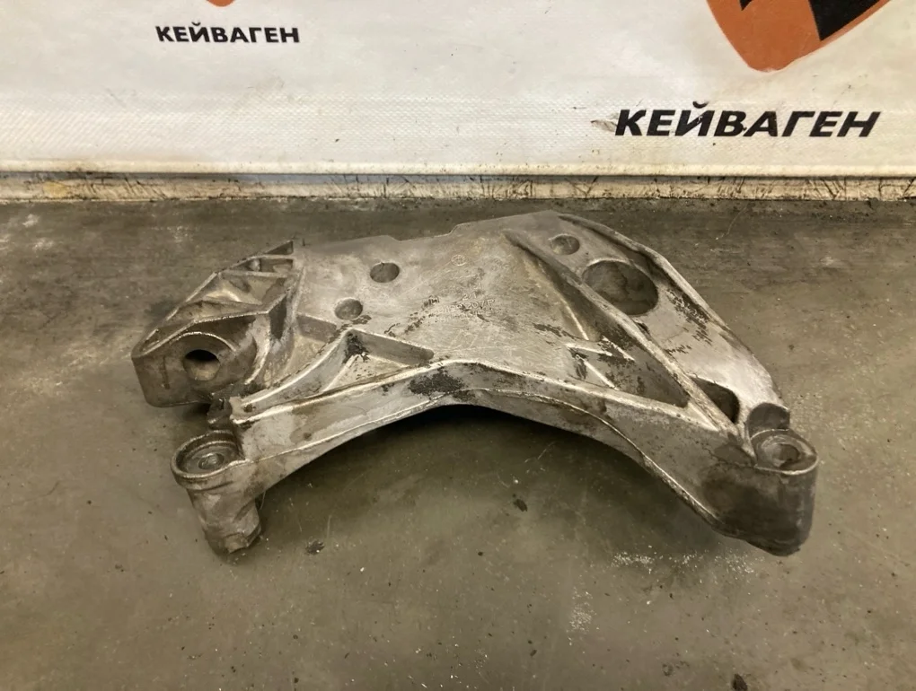 Кронштейн опоры двигателя Volkswagen Passat 2009 B6