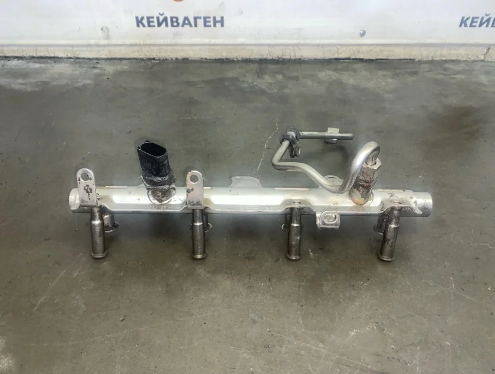 Рампа топливная с датчиком давления Volkswagen Passat 2009 B6