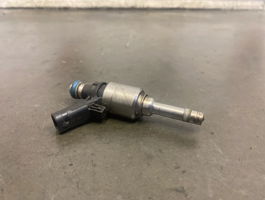 Форсунка топливная Volkswagen Passat 2009 B6