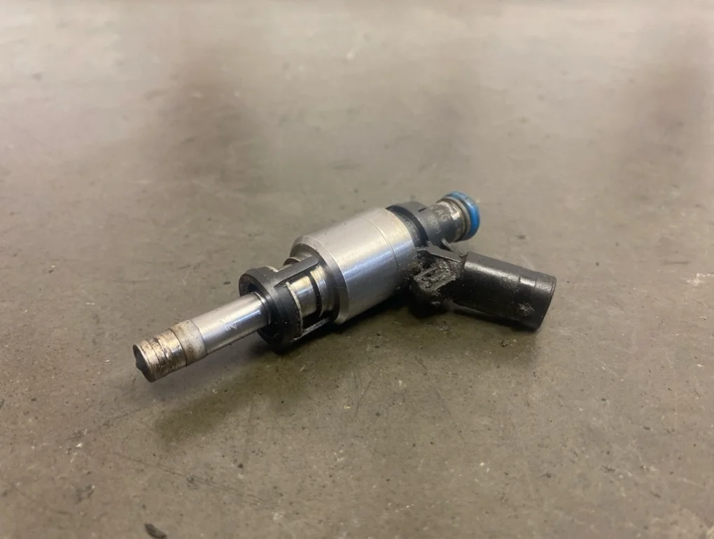 Форсунка топливная Volkswagen Passat 2009 B6