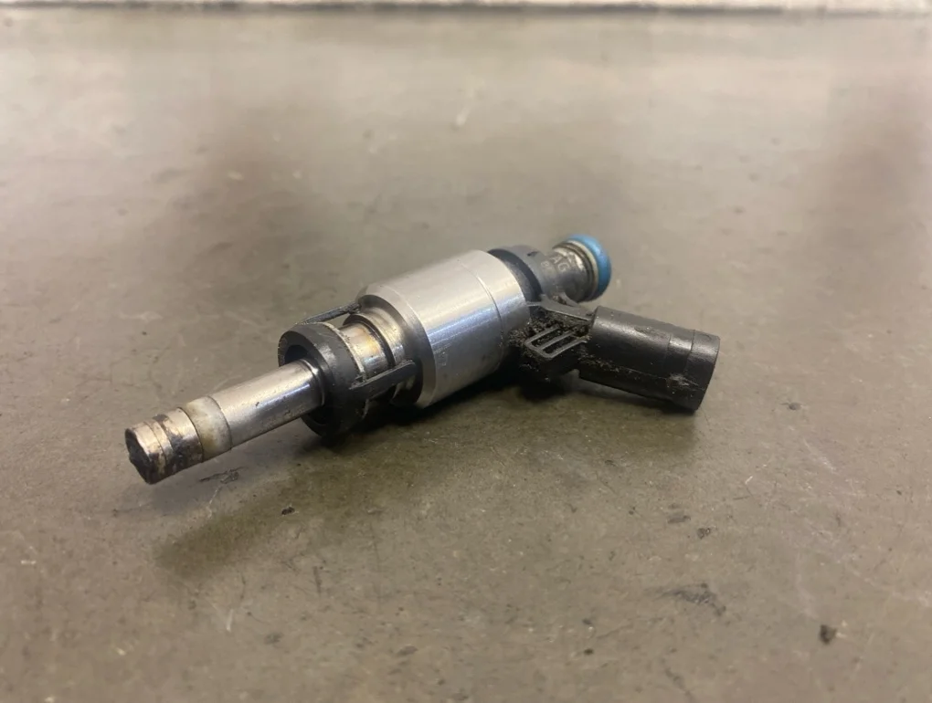 Форсунка топливная Volkswagen Passat 2009 B6