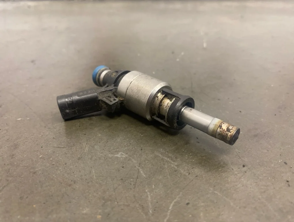 Форсунка топливная Volkswagen Passat 2009 B6