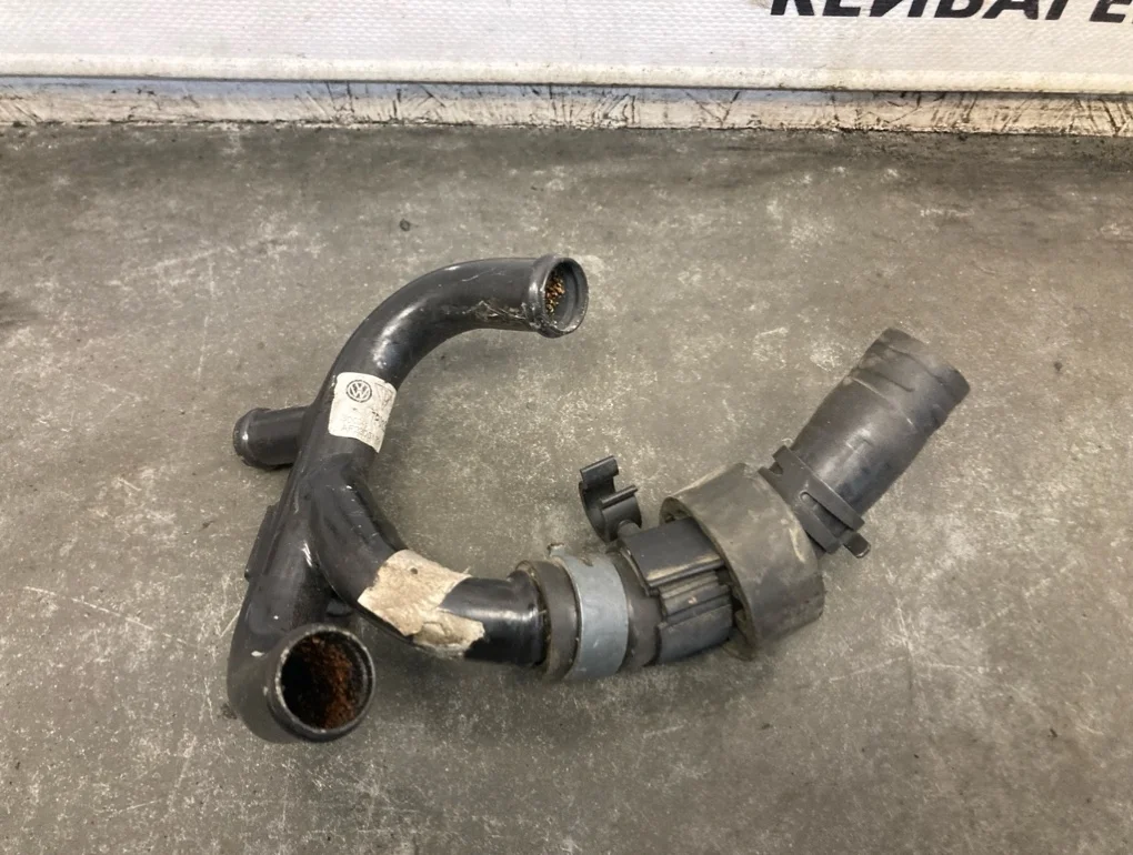 Патрубок системы охлаждения Volkswagen Touareg 2012 7P