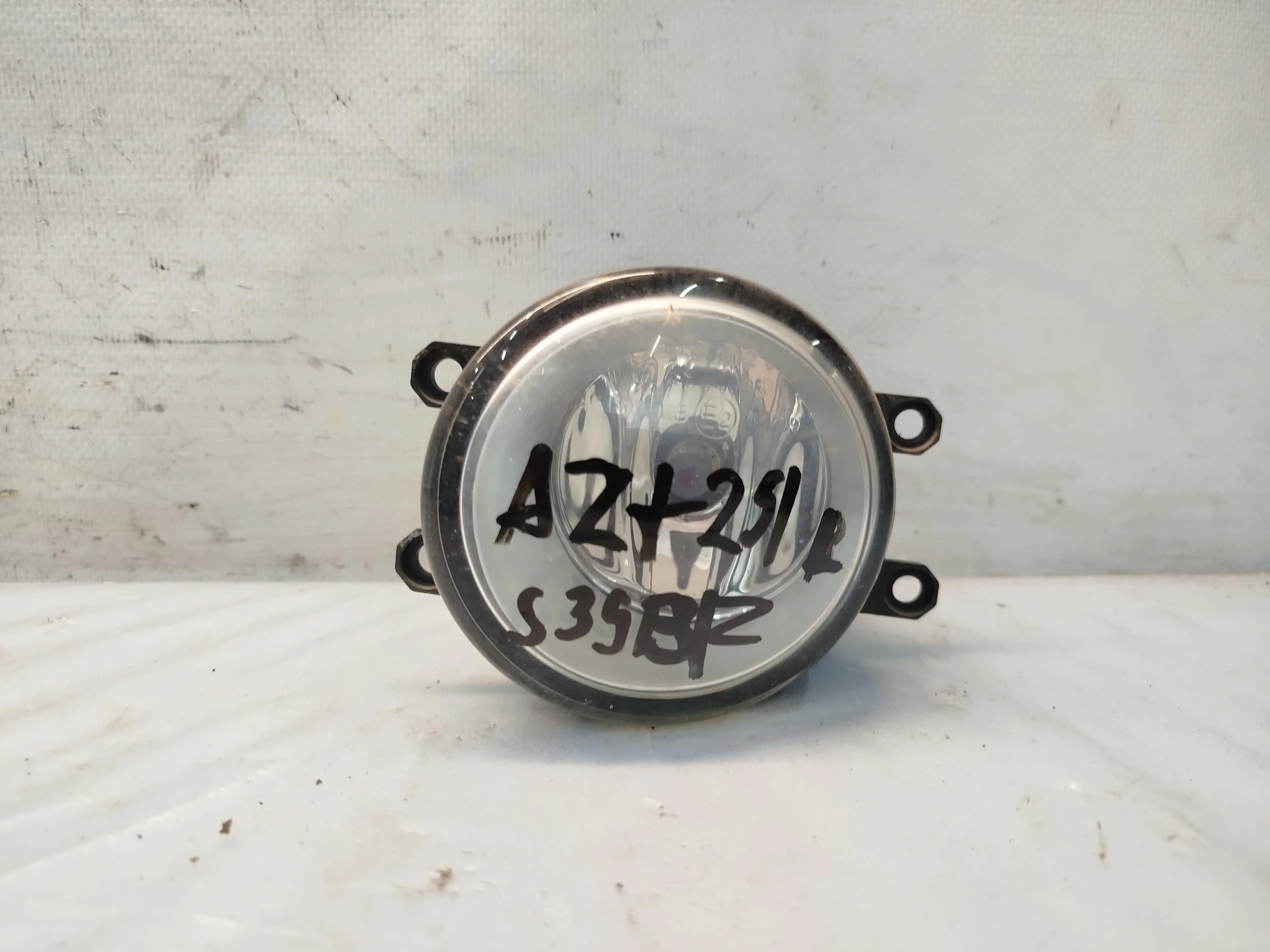 ТУМАНКА TOYOTA DAIHATSU SUBARU LEXUS ... VANGUARD VITZ VOXY WISH YARIS ACA30 ACA31... ZVW35 ZVW40W ZVW41W ZZT250 ZZT251 04709 ЛЕВАЯ БЕЛАЯ 812200D040 S3931Z