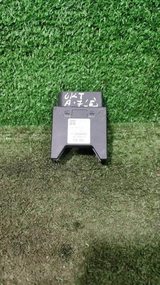 Блок управления топливным насосом Skoda Octavia 2014 5Q0906093 A7 CJZA