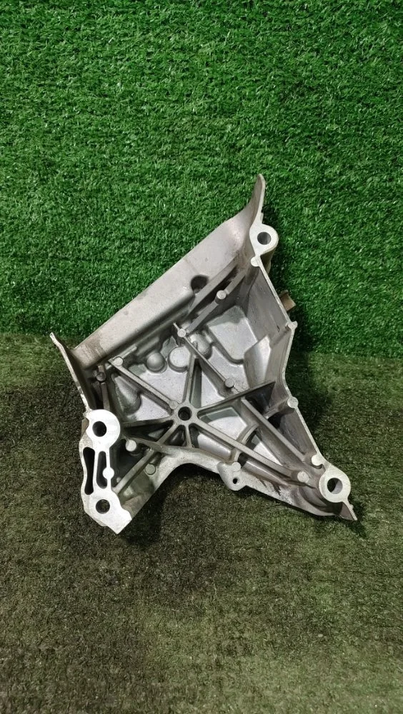 Кронштейн двигателя Skoda Octavia 2014 04E199275 A7 CJZA, правый