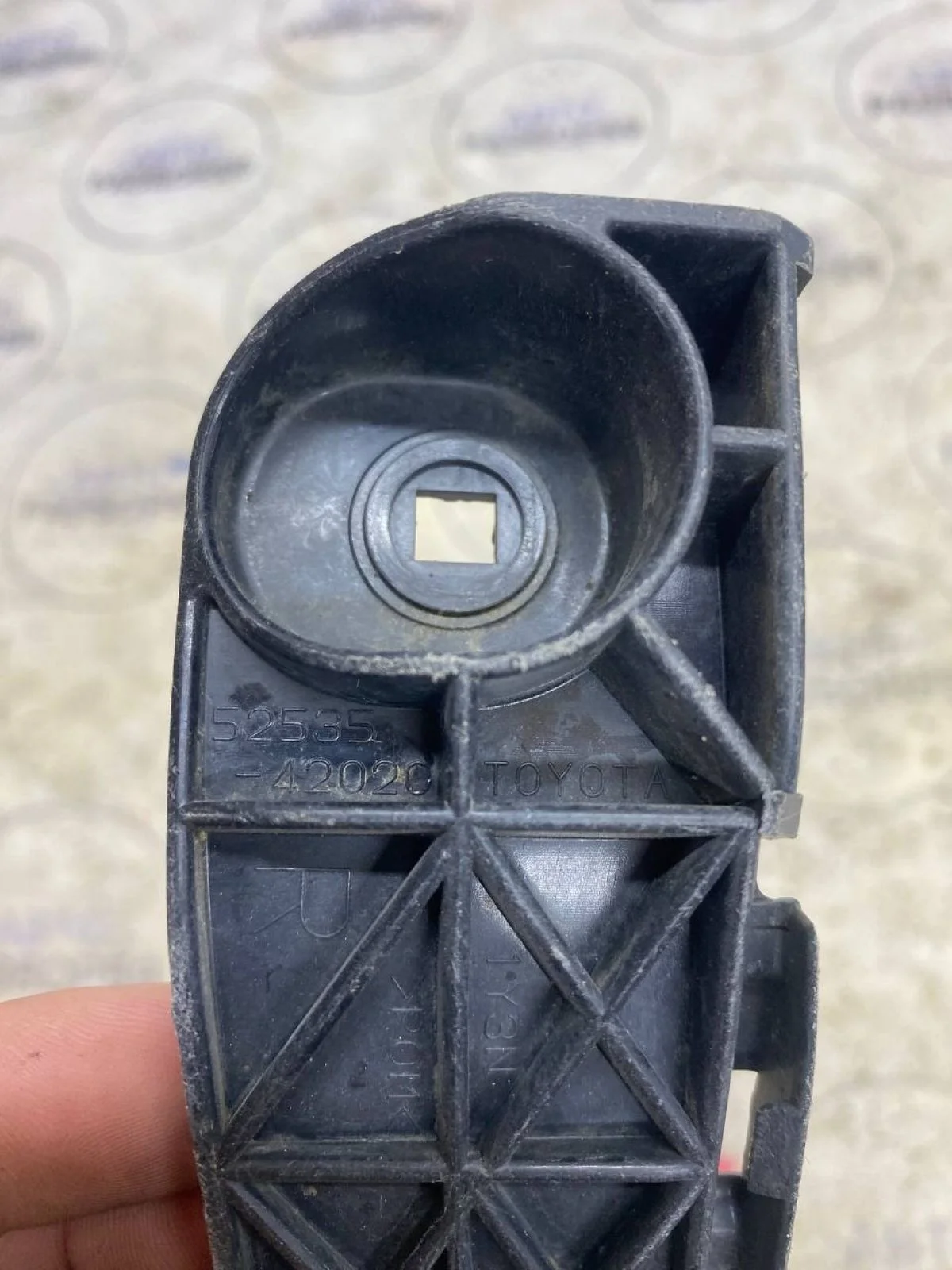 Кронштейн переднего бампера Toyota RAV4 III (2005—2010)