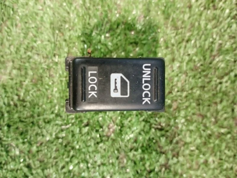 Кнопка центрального замка Nissan Pathfinder R51