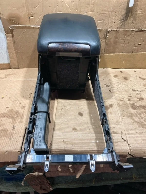 Подлокотник Toyota Land Cruiser 2010 5890160620C0 URJ200 1VD-FTV 4.5