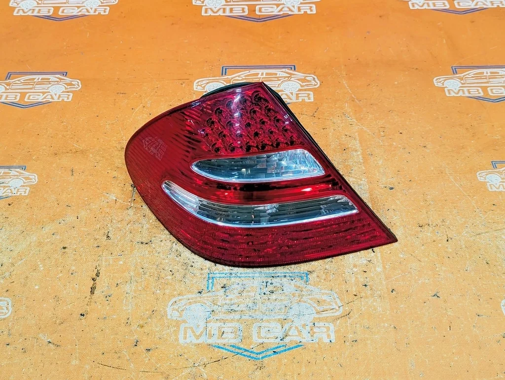 Фонарь задний левый Mercedes-Benz