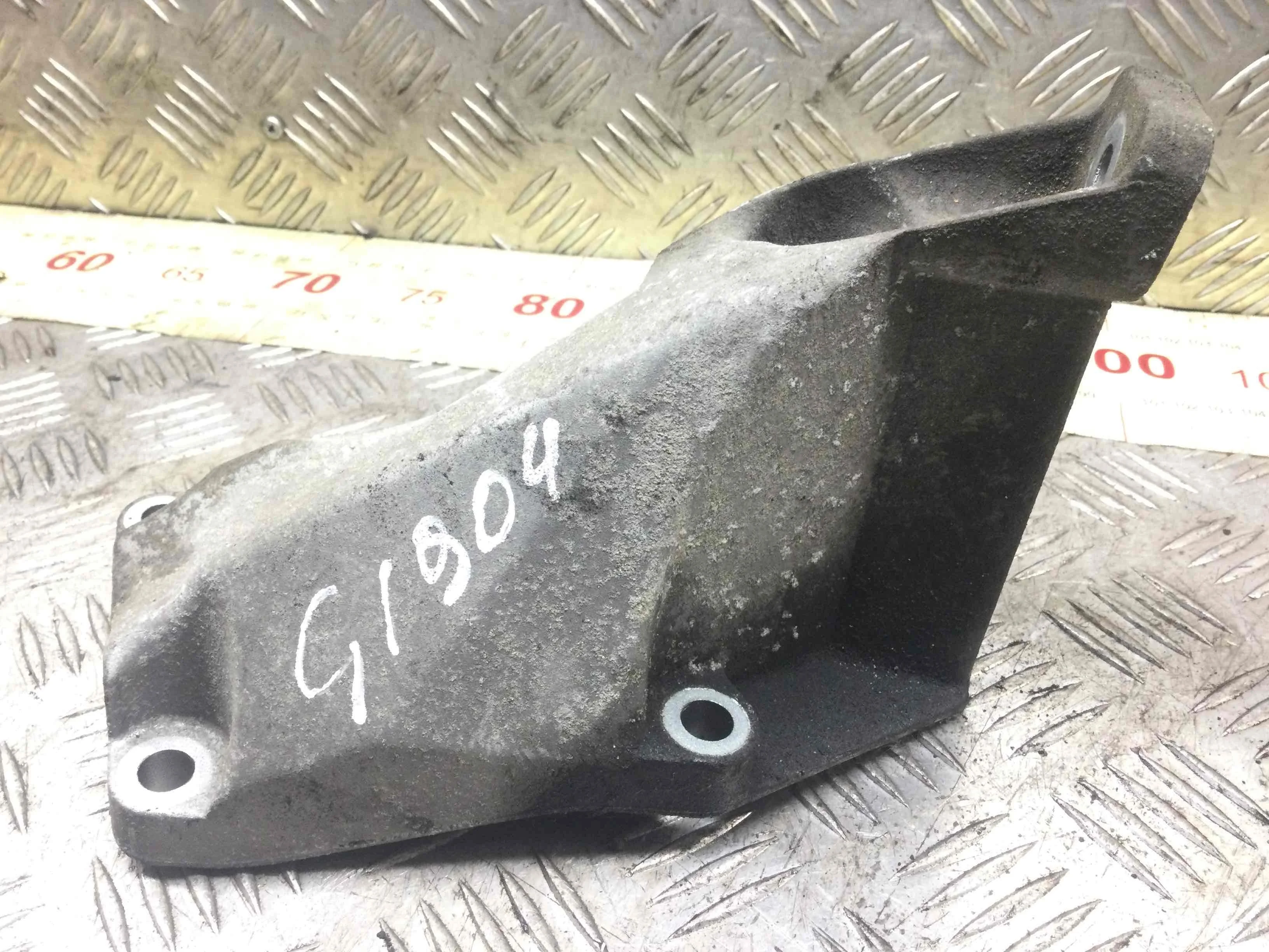 Кронштейн Volkswagen Passat B5+ [рестайлинг] (2000-2005) бензин 1.6 i Механика Универсал