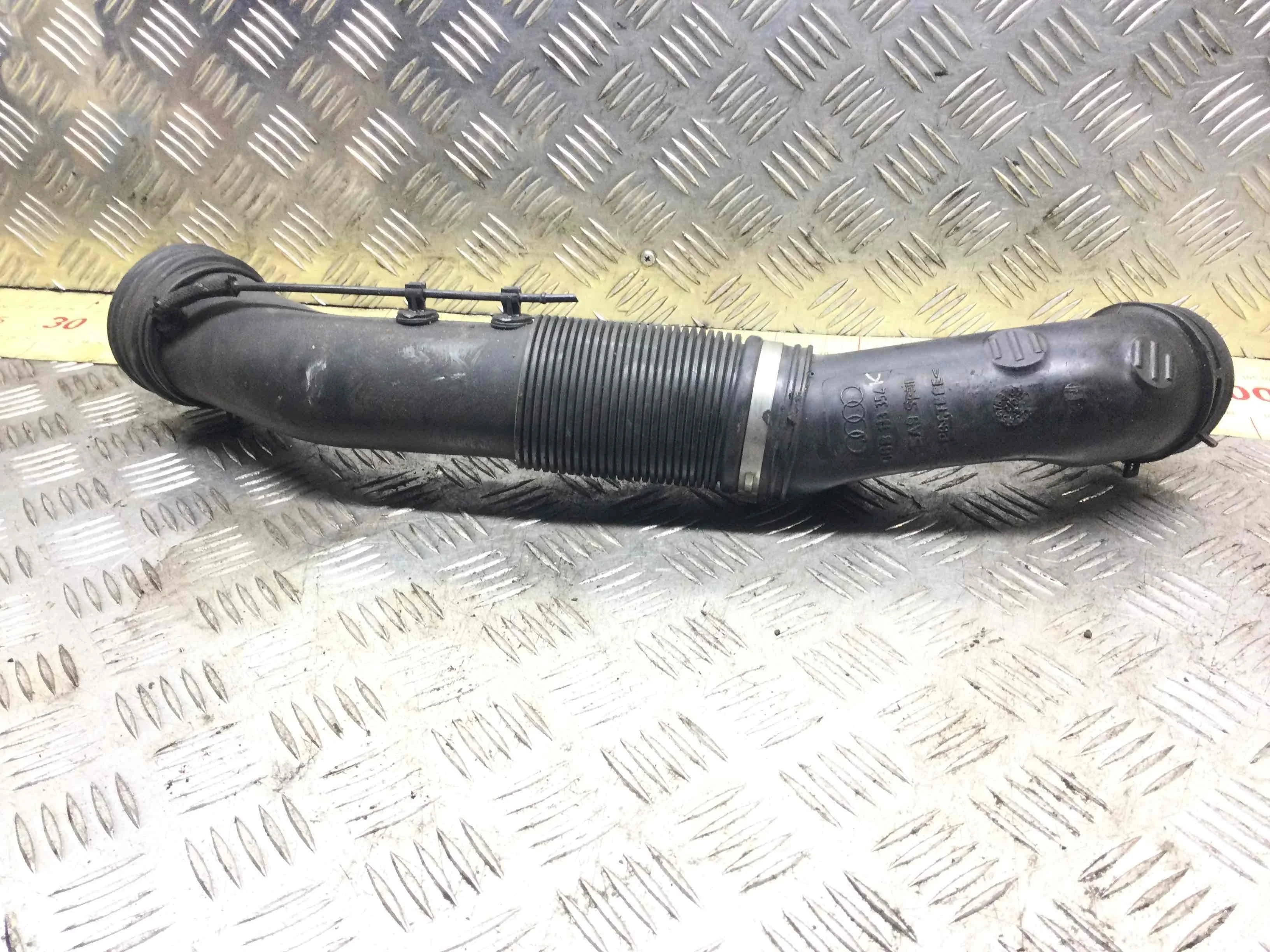 Патрубок воздушного фильтра Volkswagen Passat B5+ [рестайлинг] (2000-2005) бензин 1.6 i Механика Универсал