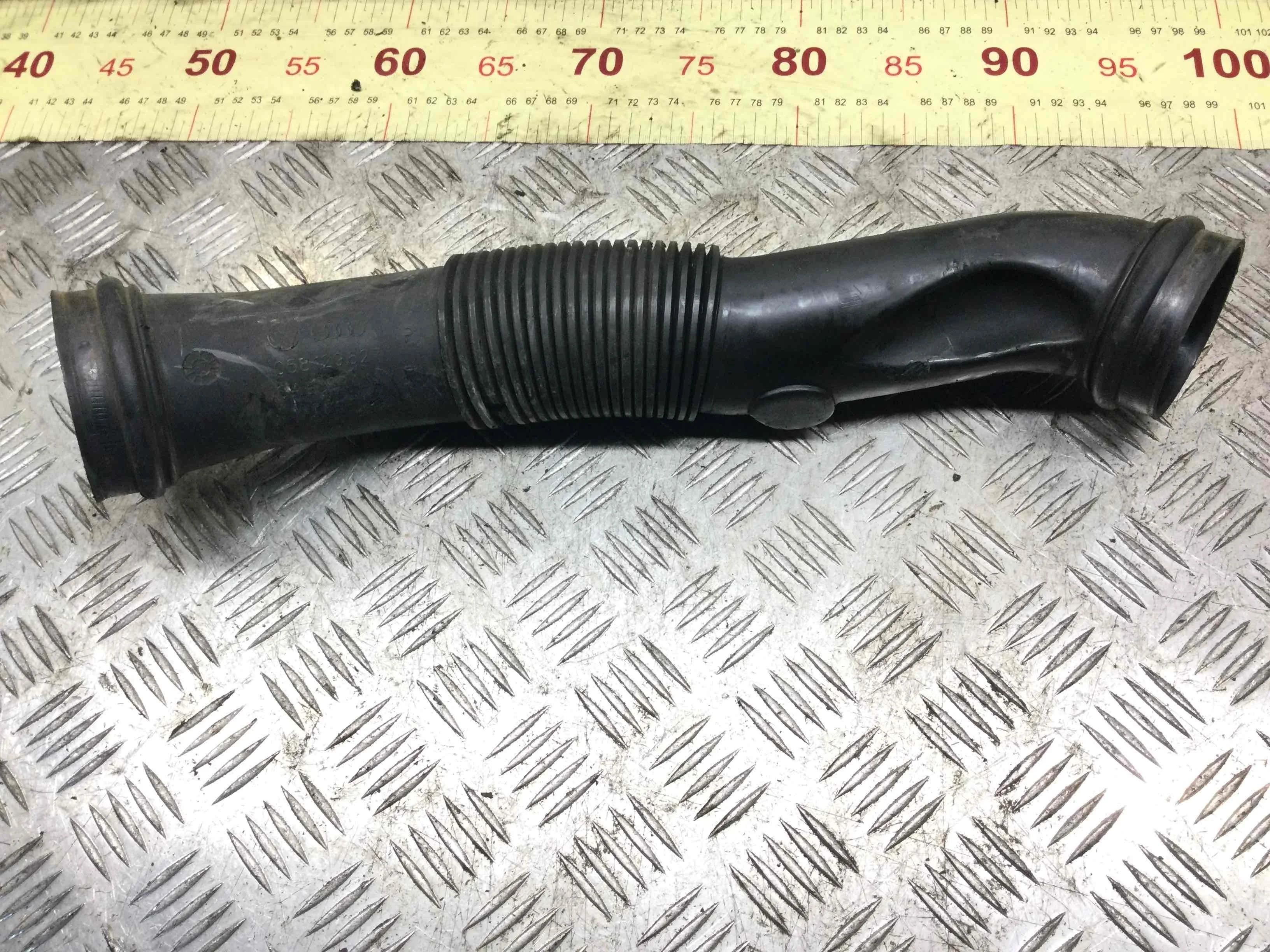 Патрубок воздушного фильтра Audi A4 B5 (1994-1999) бензин 1.6 i Механика Универсал