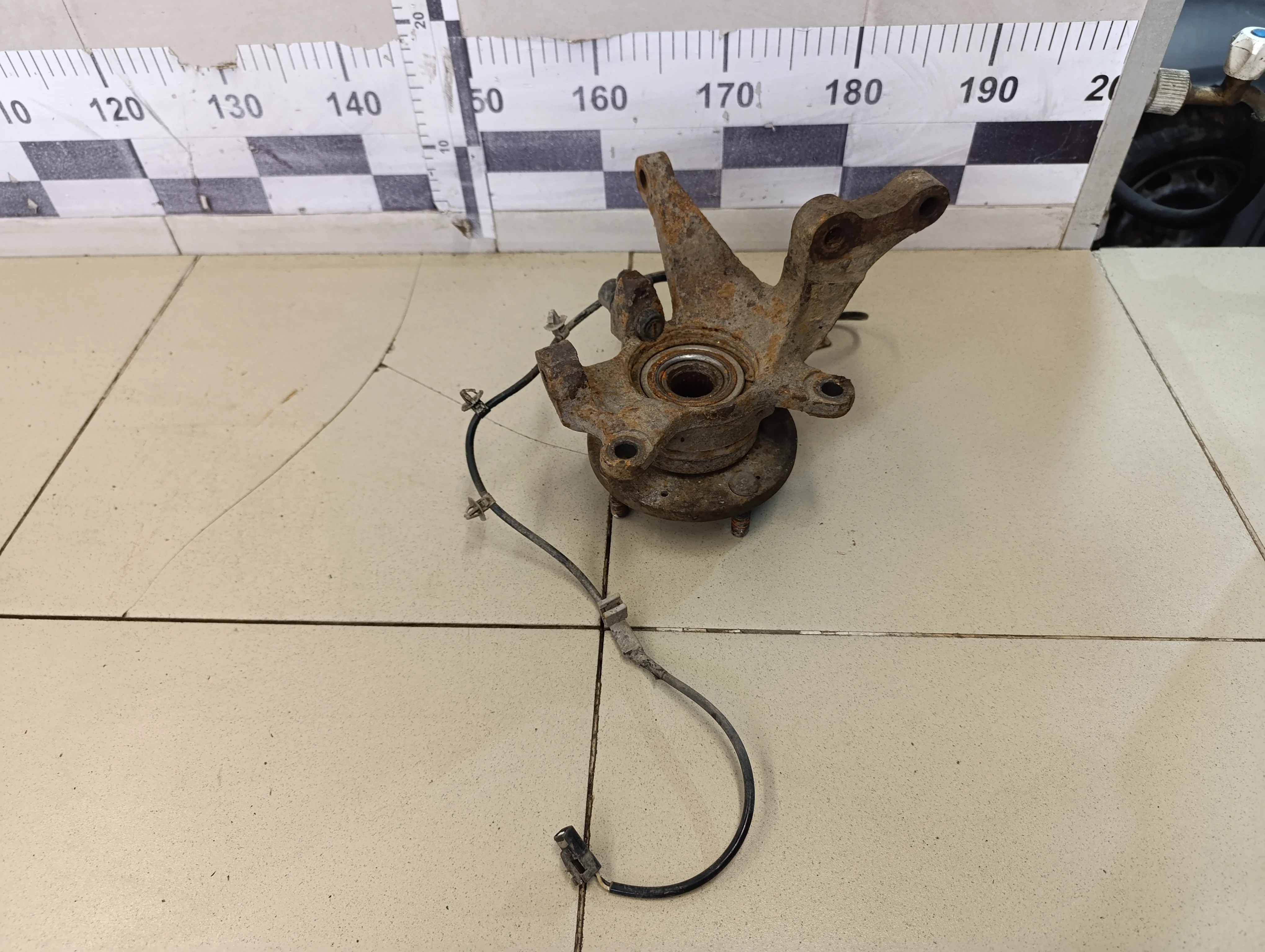 Кулак поворотный передний левый Elantra 2000-2005