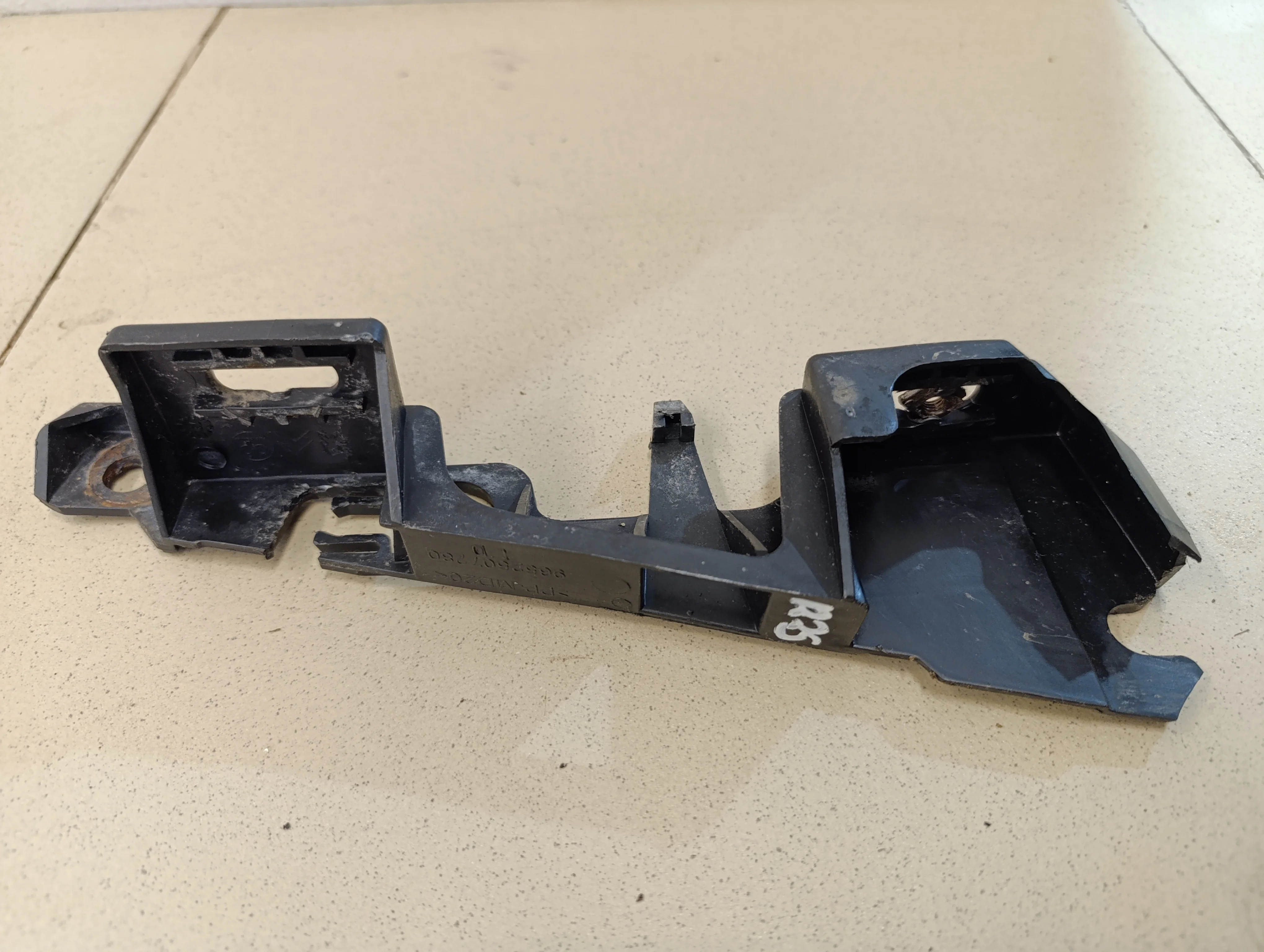 Кронштейн переднего бампера C4 2005-2011