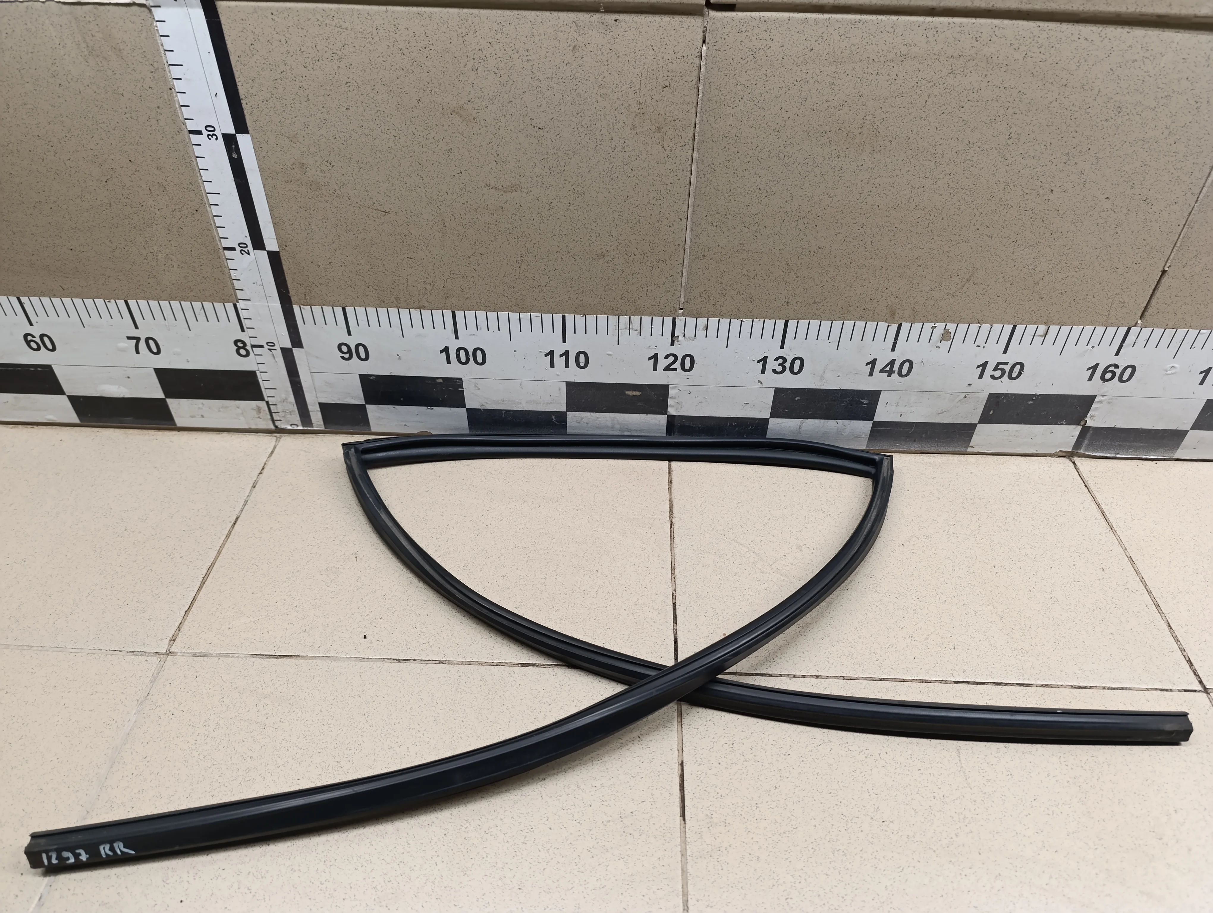 Уплотнитель стекла двери Grand Vitara 2006-2015