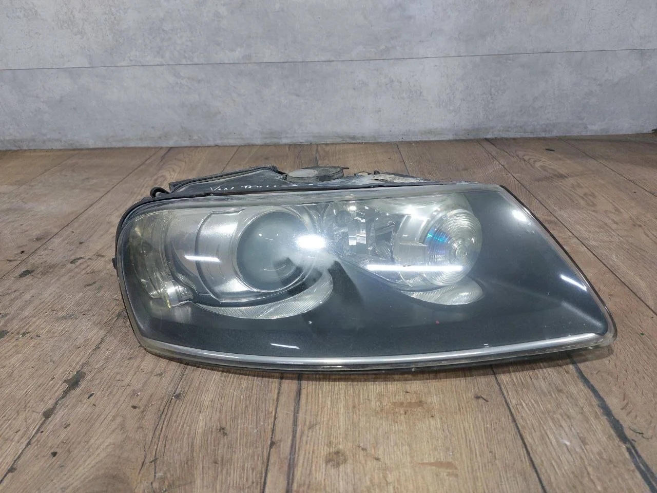 фара правая Volkswagen Touareg