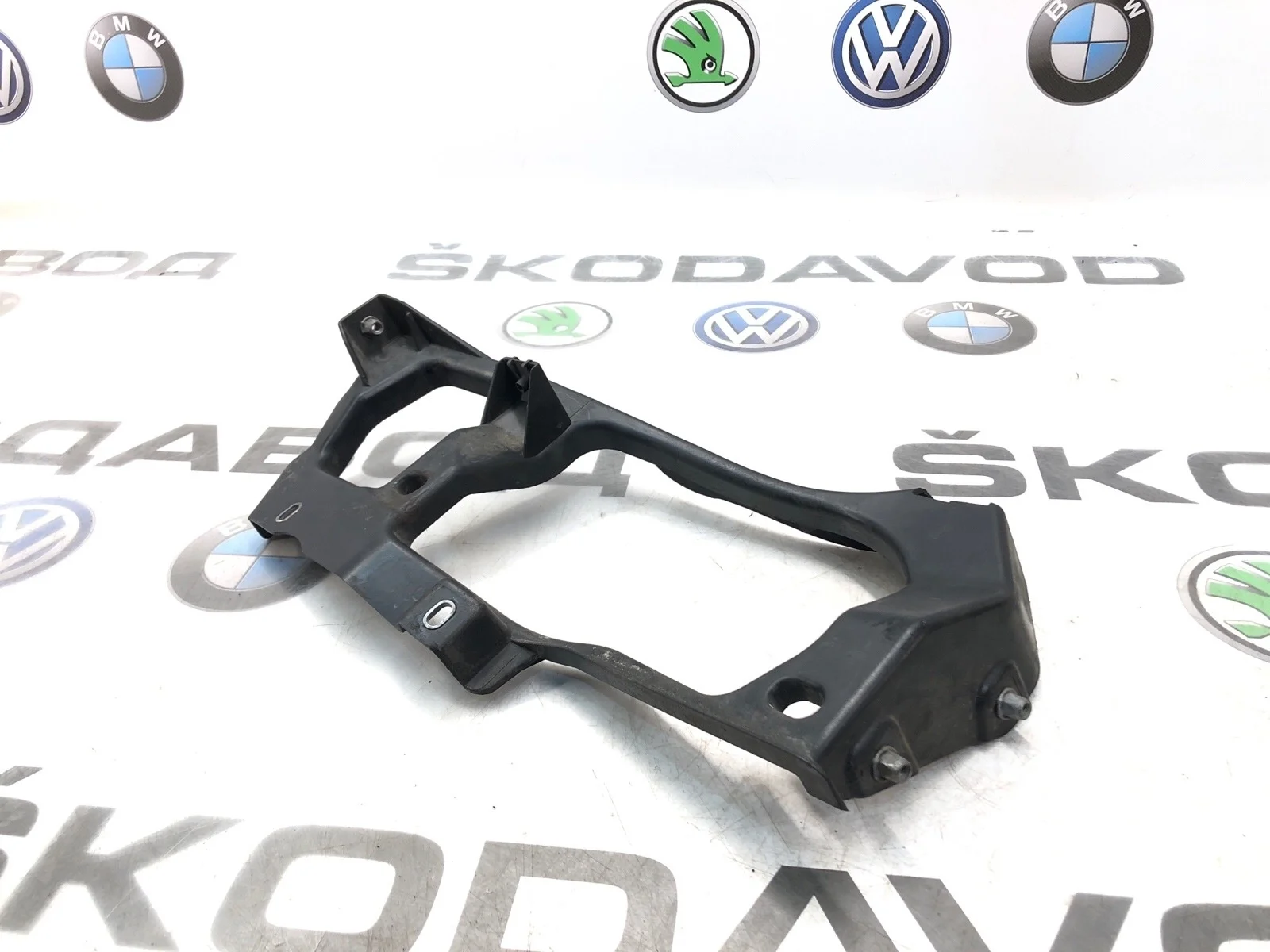 Кронштейн фары Volkswagen Touareg 2014 7P6806509 2 NF 3.0 CJMA, передний левый