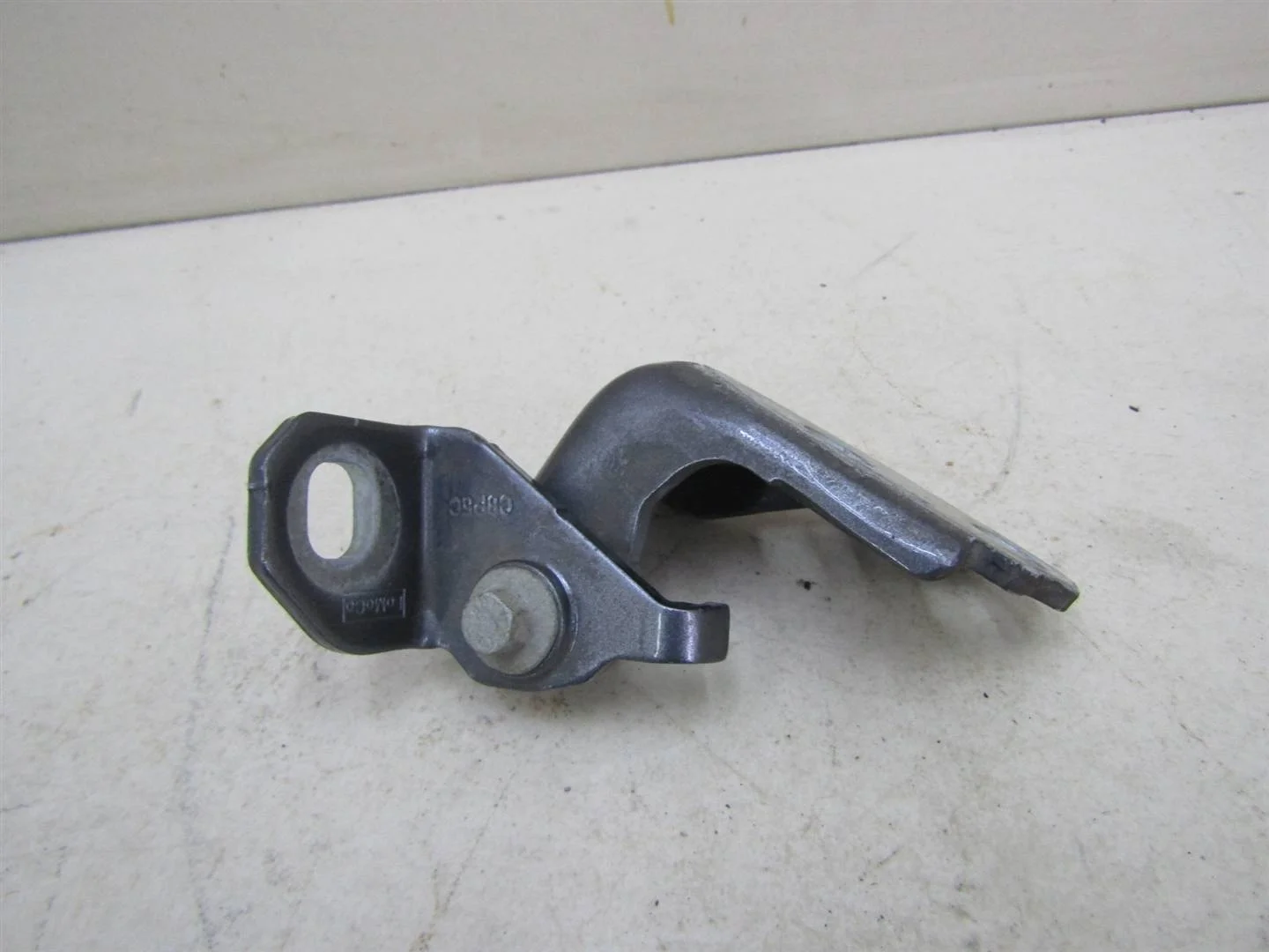 Петля двери передней правой нижняя Ford Kuga 2012-2019  [5199140]  2.0 TXMA в Вологде