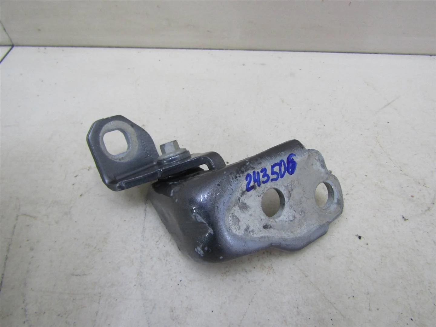 Петля двери передней левой нижняя Ford Kuga 2012-2019  [5199141]  2.0 TXMA в Вологде