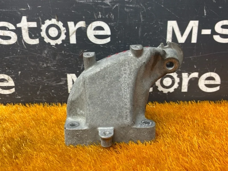 Кронштейн подушки двигателя Mercedes-Benz M-Class 2012 A6422234204 W166 642.826, правый