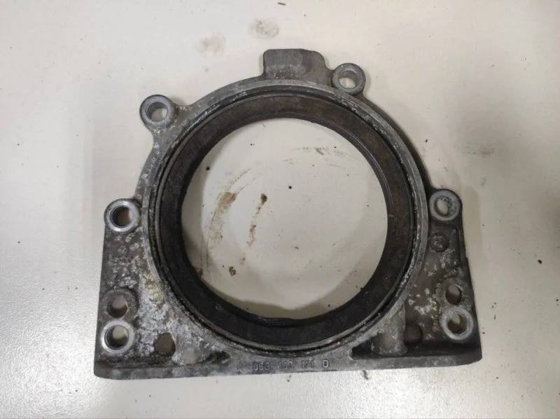 Крышка коленвала задняя Audi A3 8L