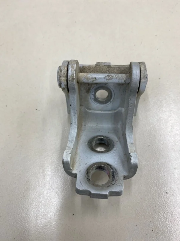 Петля двери нижняя Renault Kaptur H4M 438 2017