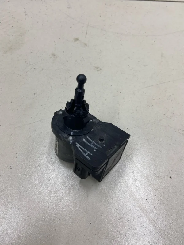 Моторчик корректора фары правый Toyota Land