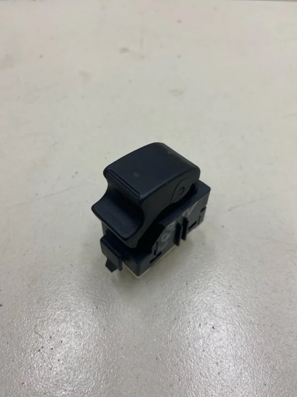 Кнопка стеклоподъемника Toyota Avensis 2