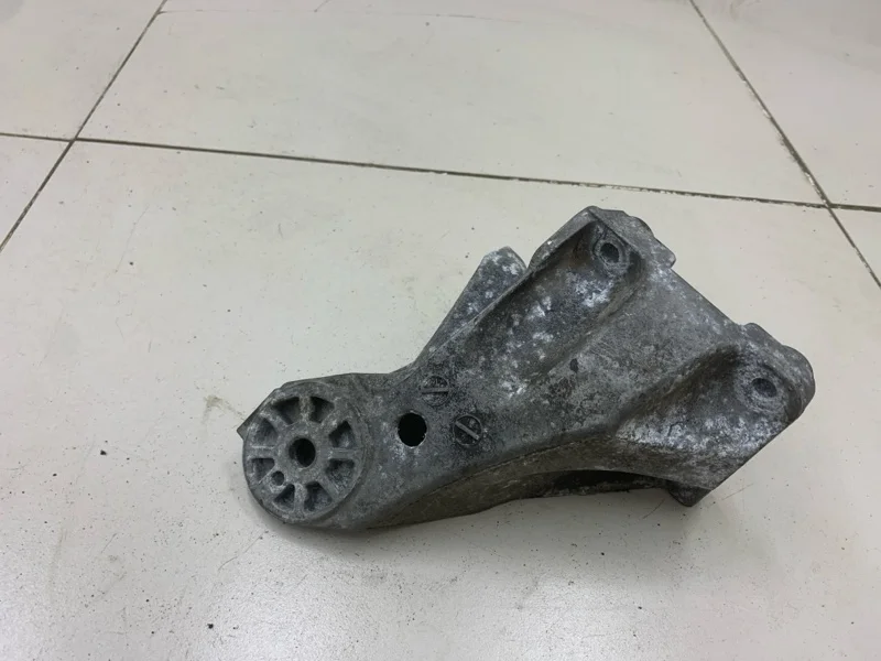 Кронштейн двигателя правый Audi Q7 4LB 3.0 TDI