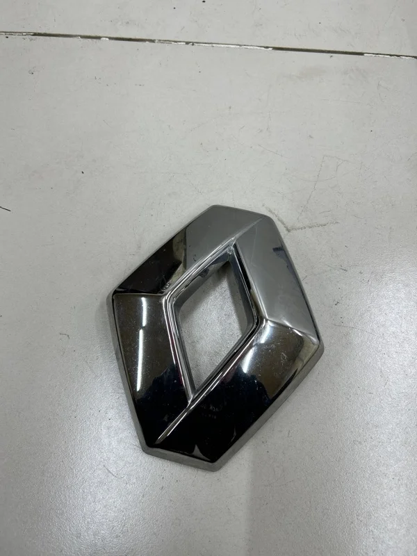 Эмблема на решетку радиатора Renault Logan 2