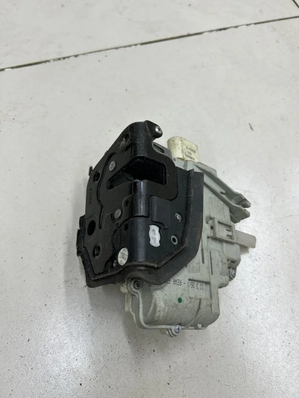 Замок двери задний правый Volkswagen Touareg 2 7P6